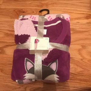 A women’s pajama set.